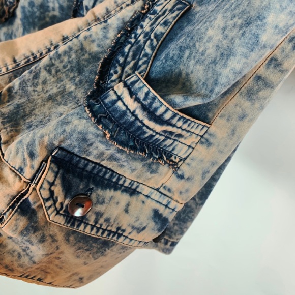 One of a kind Boutique find! Embellished button and pocketed button down! Size L - Picture 6 of 8